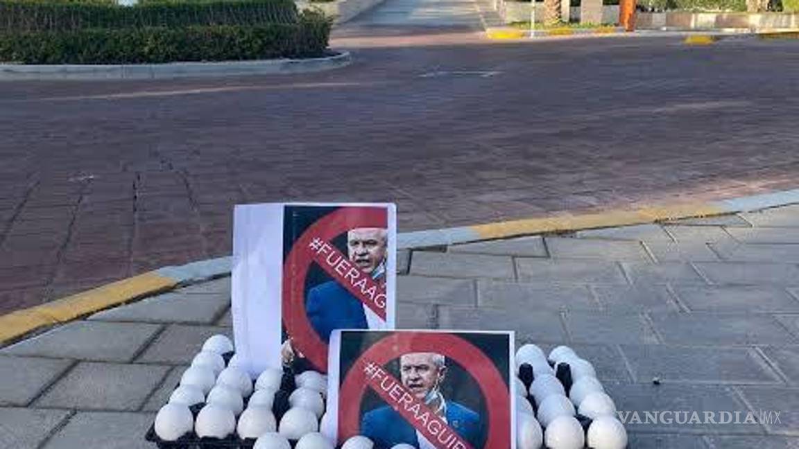 $!Al menos seis paquetes de huevos fueron dejados en la entrada del hotel.