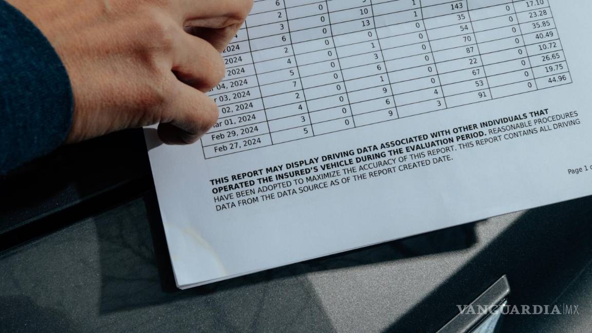 $!La reportera del New York Times, Kashmir Hill, sostiene el informe Verisk que detalla los hábitos de conducción de ella y su marido, en Gardiner, Nueva York.