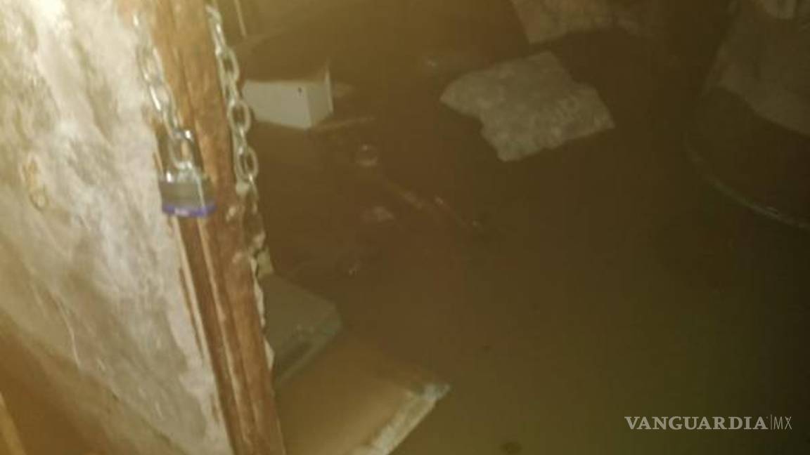 $!El agua dejó inservible el mobiliario; la dueña pide solidaridad a los saltllenses.