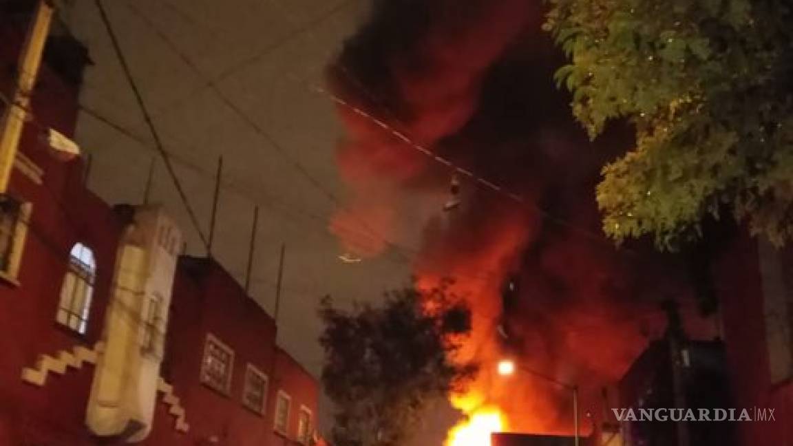 Evacuan a decenas de familias en Tepito por fuerte incendio