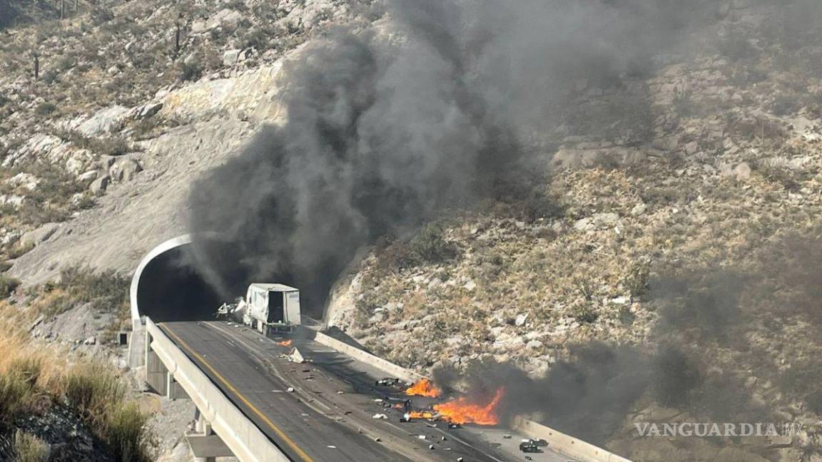 $!Elementos de la Guardia Nacional supervisan la zona del accidente mientras se realizan las diligencias por parte de la Fiscalía General del Estado.