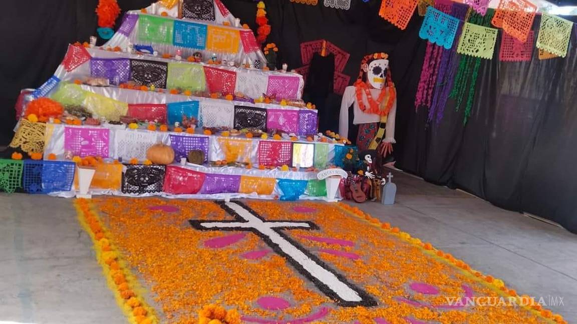 $!¿Ya viste estos altares en Saltillo? Dedicados a familiares, Walt Disney, Juan Gabriel, Cri-Cri y más (Fotos)