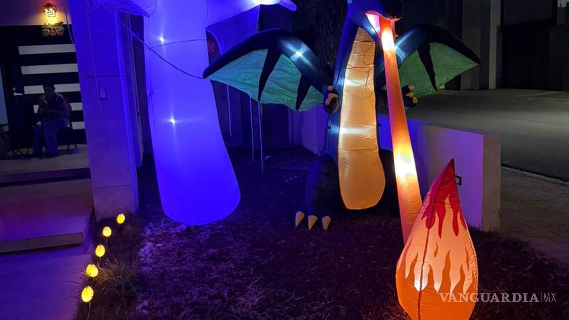 $!Vecinos se esmeraron en transformar sus casas en escenas terroríficas para recibir a los visitantes.