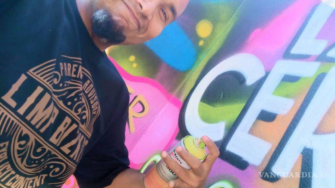 $!Honer, artista urbano de Monclova, junto al vestido intervenido que destacó en los TikTok Awards 2026.