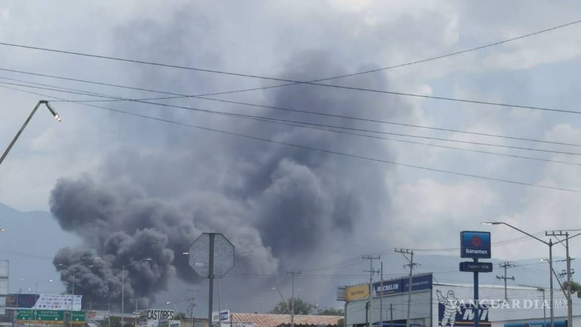 $!Fuerte incendio en bodega a la altura de la Central de Abastos alarma a Saltillo