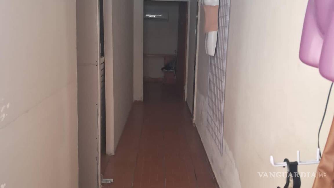 $!El pasillo interior que conducía a las habitaciones acondicionadas con camillas de masaje, donde se prestaban servicios no declarados.