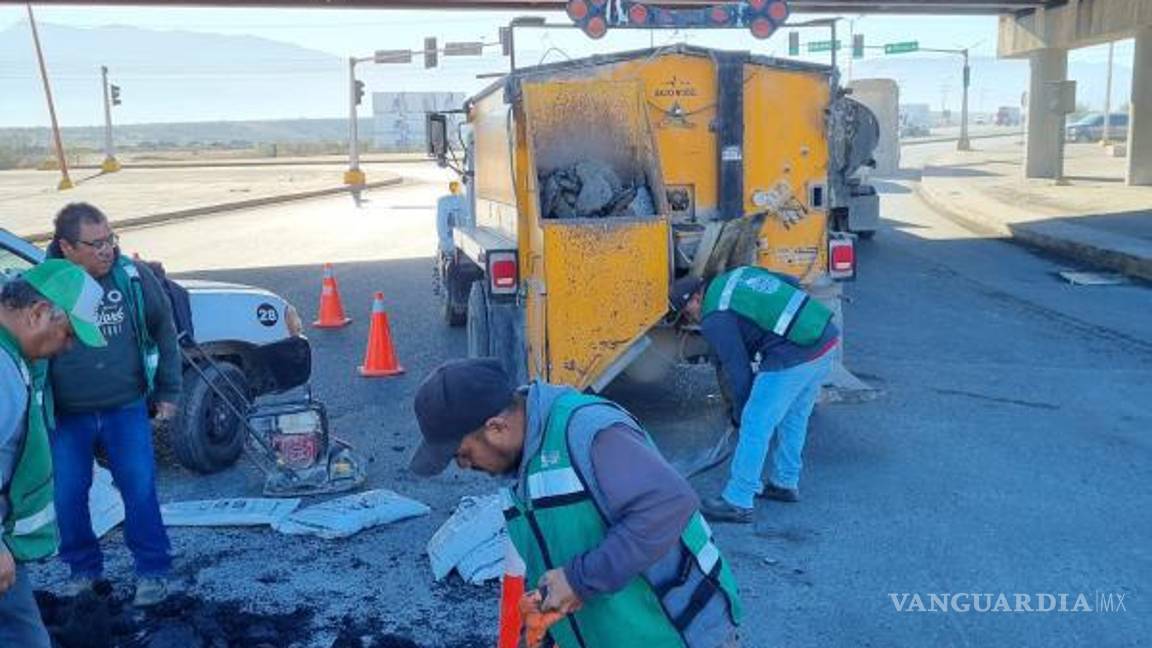 $!La reparación se llevó a cabo en el acceso que conecta hacia el norte de Saltillo, punto estratégico utilizado diariamente por trabajadores de las zonas industriales de la región.