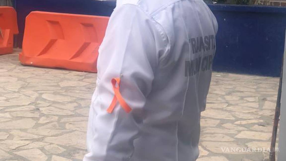 $!El lazo simbólico para hacer patente que se combate la violencia contra la mujer, se puede ver en oficiales y vehículos de la Policía de Monclova.