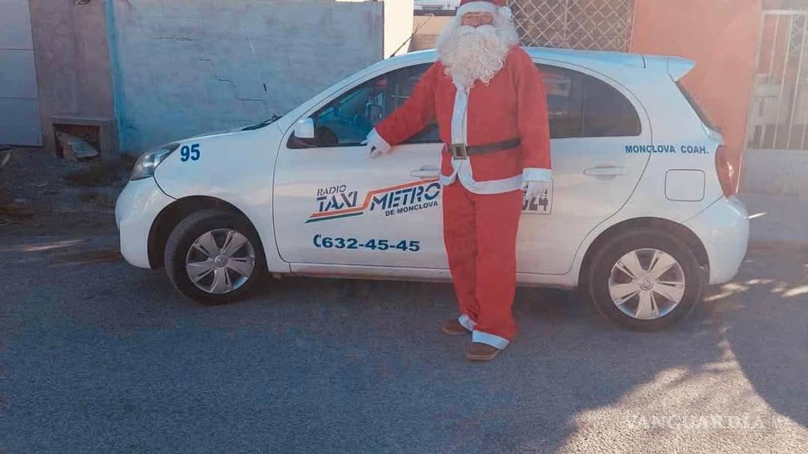 $!A bordo de su taxi, Vinicio García se viste de Santa Claus para regalar sonrisas a los niños de Monclova en esta temporada navideña.