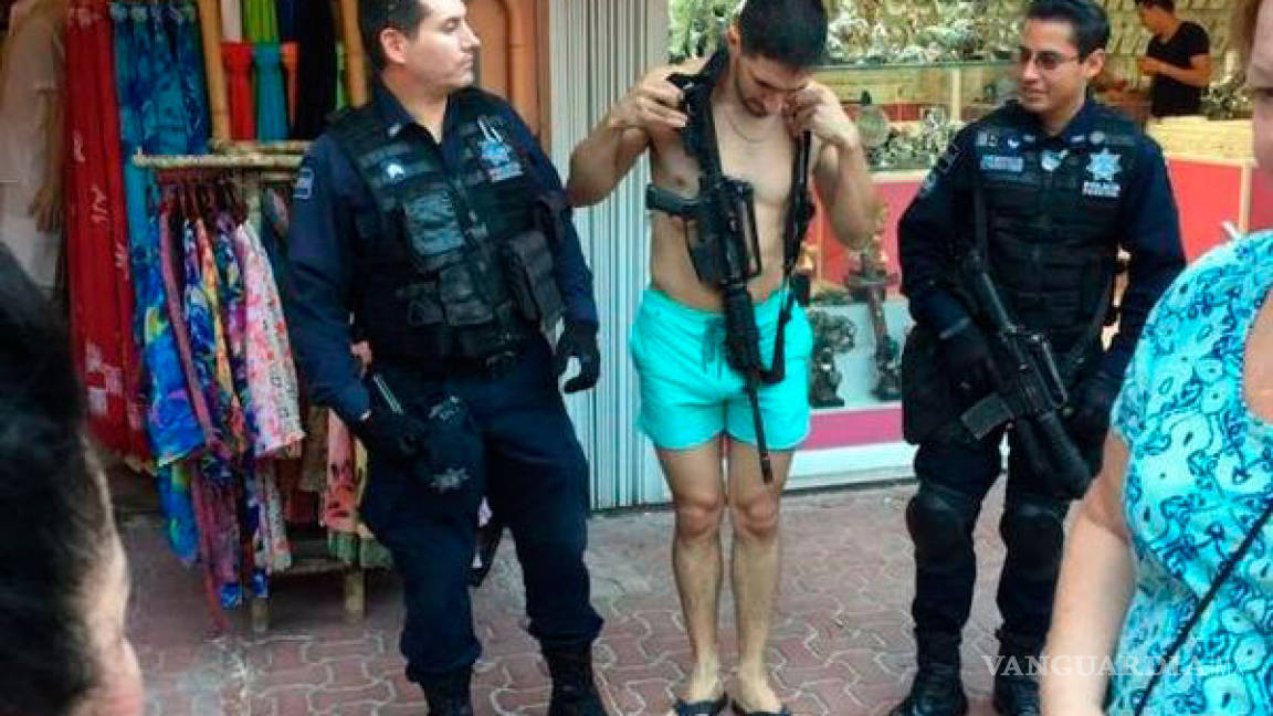 $!Un policía federal le prestó su rifle a un turista para posar en foto