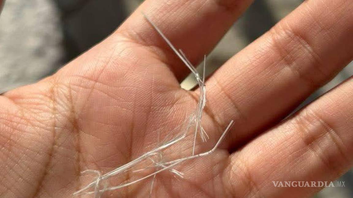 $!Fragmetos de materiales no identificados, caen en colonias aledañas al lugar del incendio.