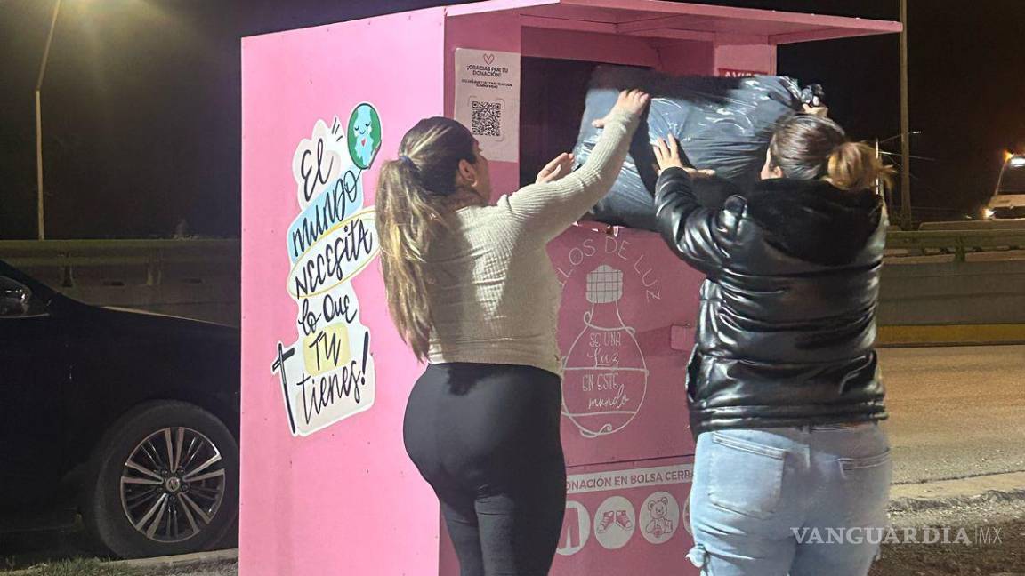 $!Ciudadanas altruistas hacen uso de los contenedores, dejando una donación en módulo ubicado en el V. Carranza.