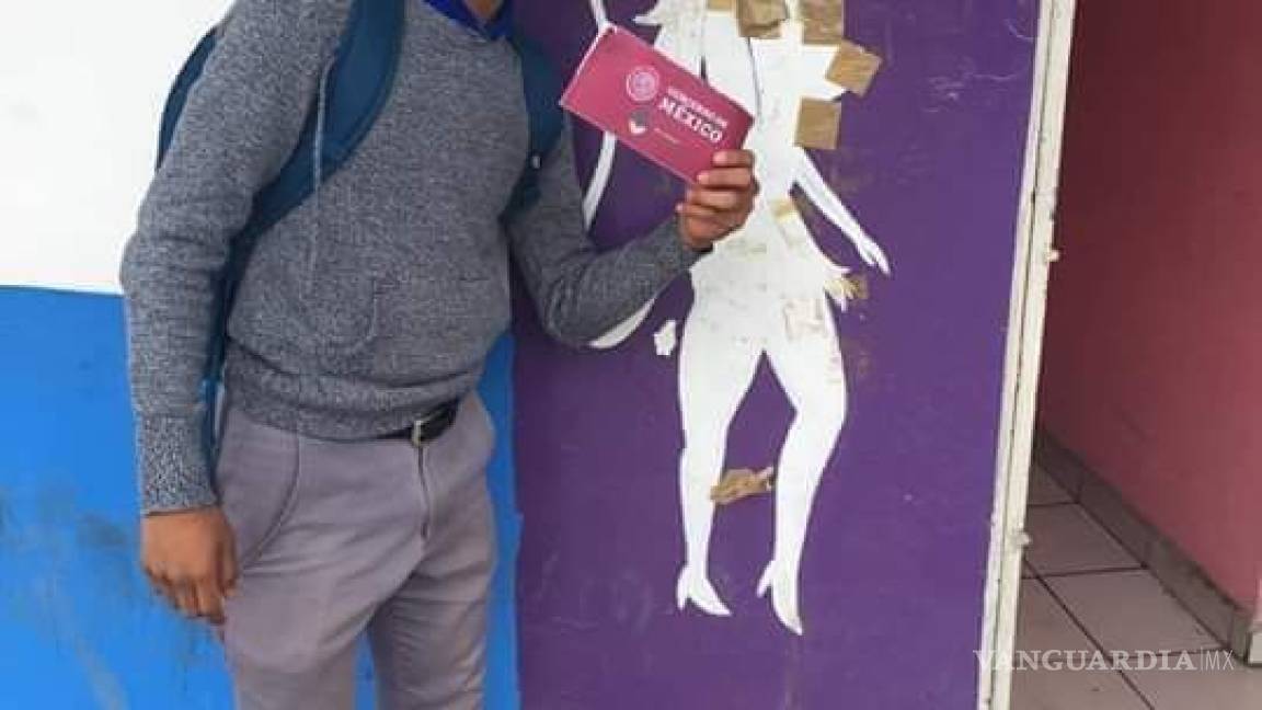 $!En Elektra, frente a 'teibols'; así presumen estudiantes las becas de AMLO