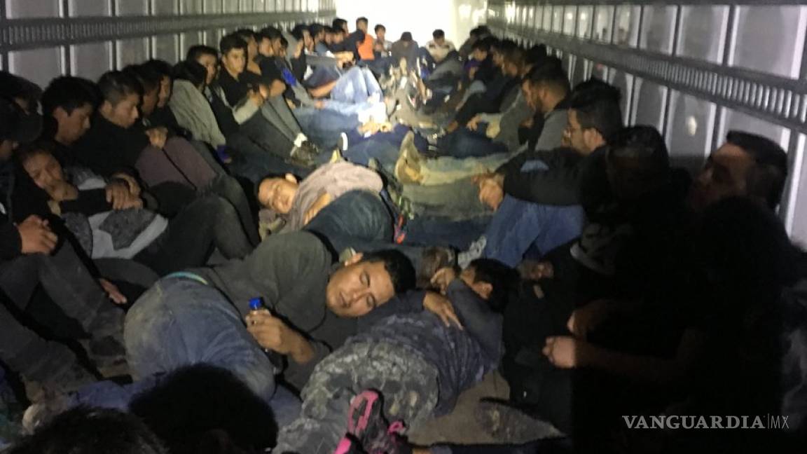 Descubren camión que transportaba 76 inmigrantes en Texas