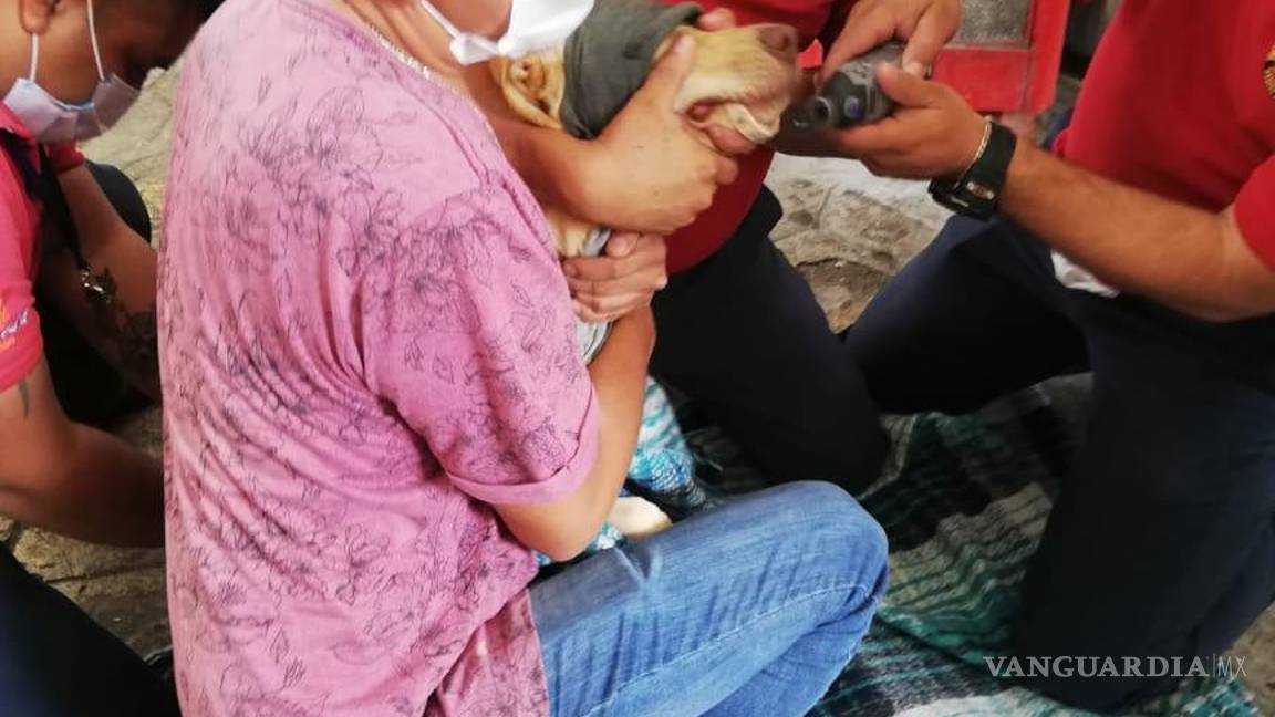 $!Bomberos de Ramos Arizpe salvan a perro de morir ahogado con un hueso