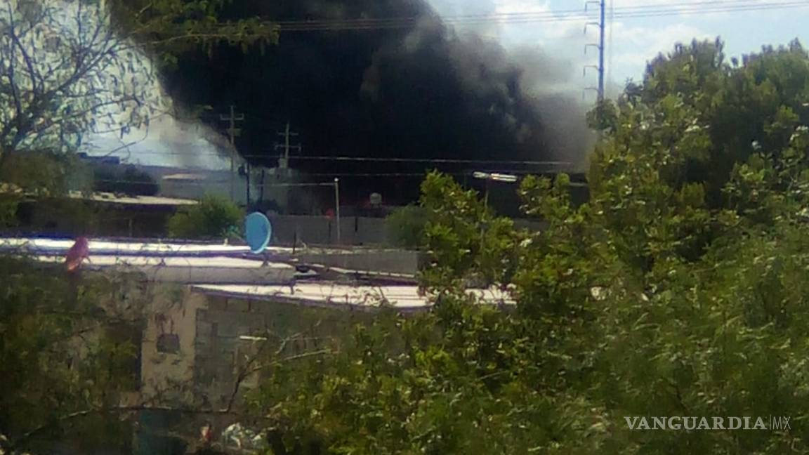 $!Sofocan incendio en recicladora de Frontera