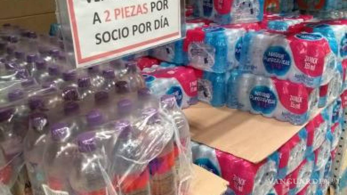 Restringen venta de agua en Saltillo por compras masivas de regios; ponen freno en centros comerciales