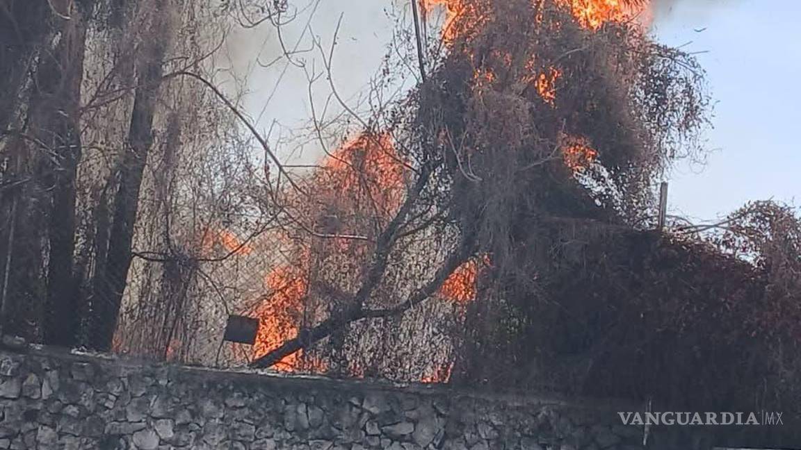 $!Vecinos de la colonia Industrial alertaron a las autoridades sobre el nuevo siniestro, que ocurrió en el mismo punto del incendio del viernes.