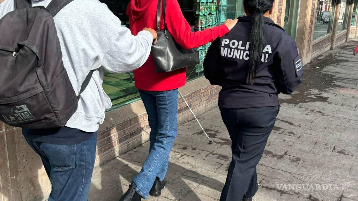 Auxilia policía a pareja de invidentes en el centro de Saltillo