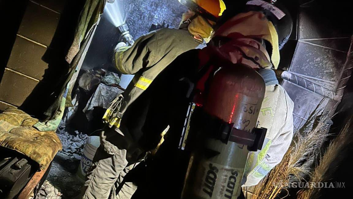 $!Los bomberos, tras sofocar las llamas, revisaron que no hubiera puntos que pudieran arder.