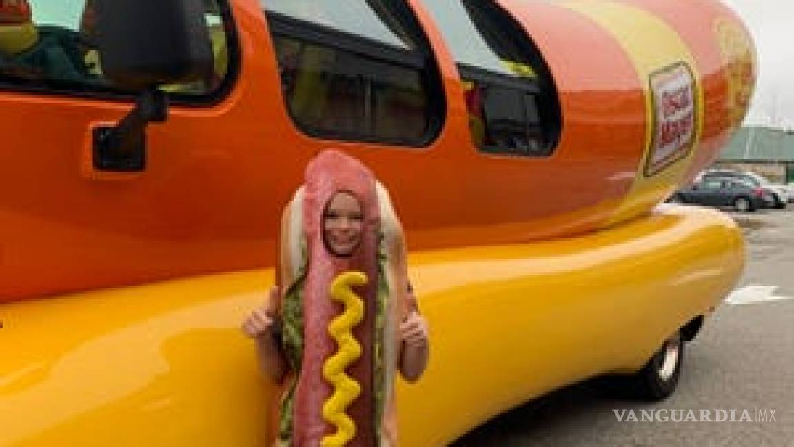 Niño se disfraza de 'hot dog' para foto del colegio, se hace viral y recibe visita del Wienermobil