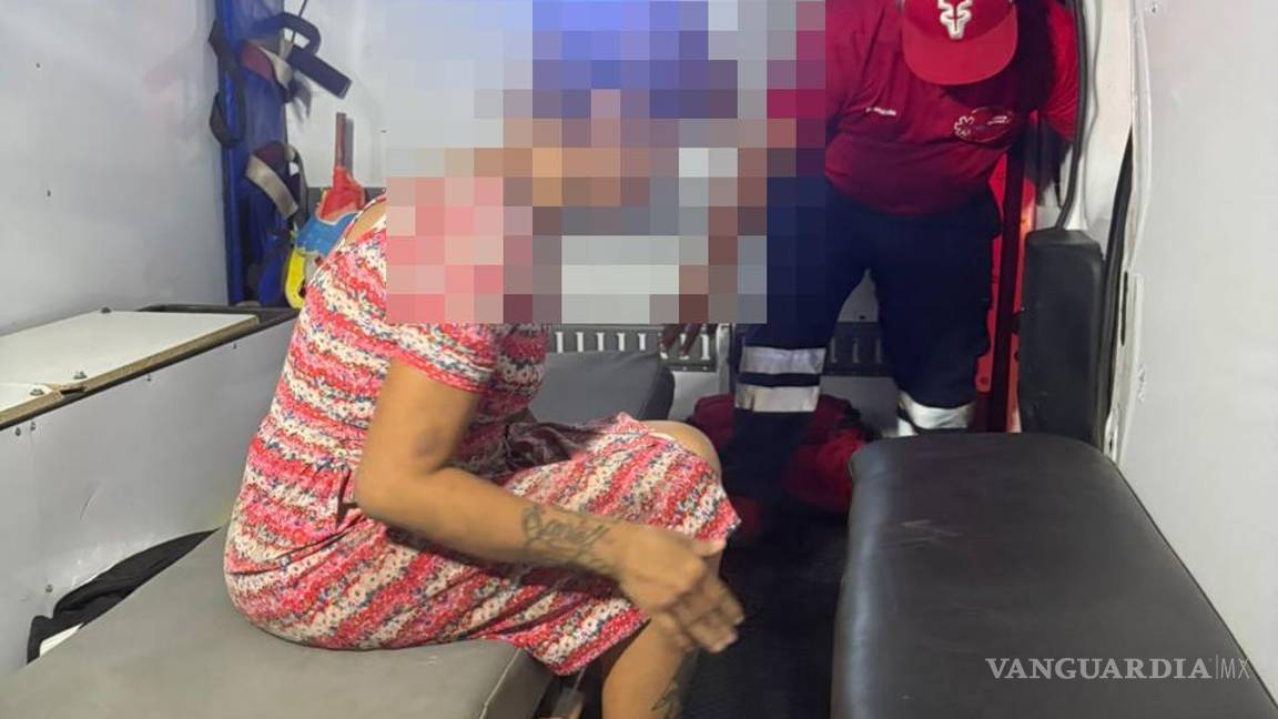 $!Elementos del Grupo de Rescate y Urgencias Médicas (GRUM) trasladaron a la mujer al Hospital Amparo Pape para recibir atención por las lesiones sufridas.