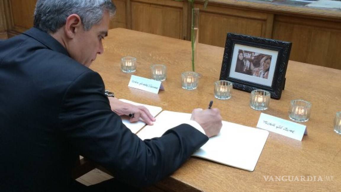 Mancera firma libro de condolencias por mexicanas muertas en los ataques de París