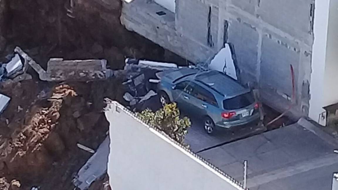 $!Derrumbe en casas de Monterrey deja una persona muerta, otra herida y una desaparecida