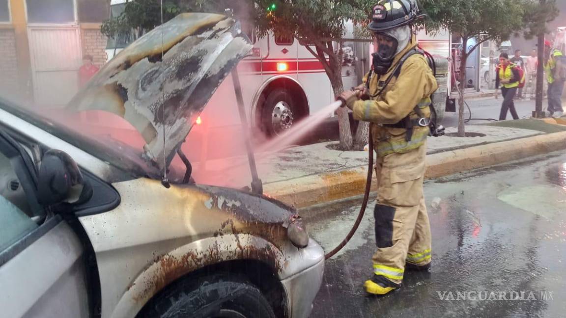 Se incendia su camioneta y choca, en Ramos Arizpe