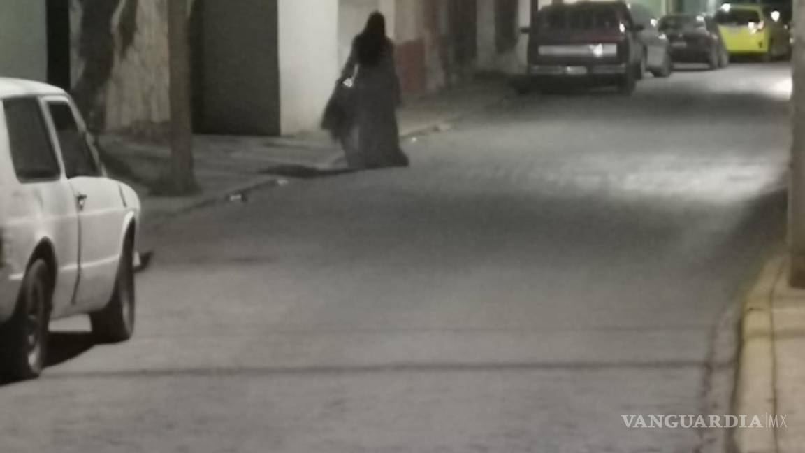 ¿La Dama de Blanco? Misteriosa mujer deambula por las calles de Parras