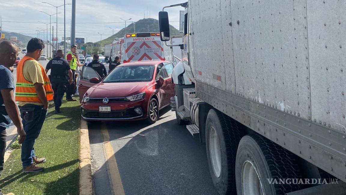 Pareja casi termina prensada por tráiler en Ramos Arizpe