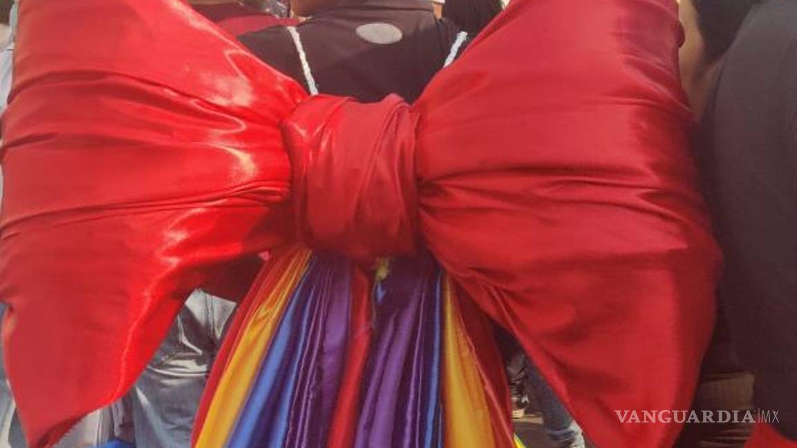 $!Integrantes de la comunidad LGBT+ echaron mano de toda su creatividad para los atuendos que llevaron a la Marcha