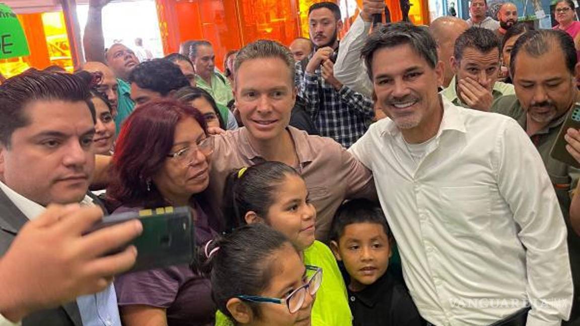 $!Junto a los simpatizantes de Manuel Velasco en el Aeropuerto Internacional de Monterrey también estuvo para recibirlo Patricio Zambrano, reconocido activista y ex candidato del PT, así como ex inquilino de Big Brother.
