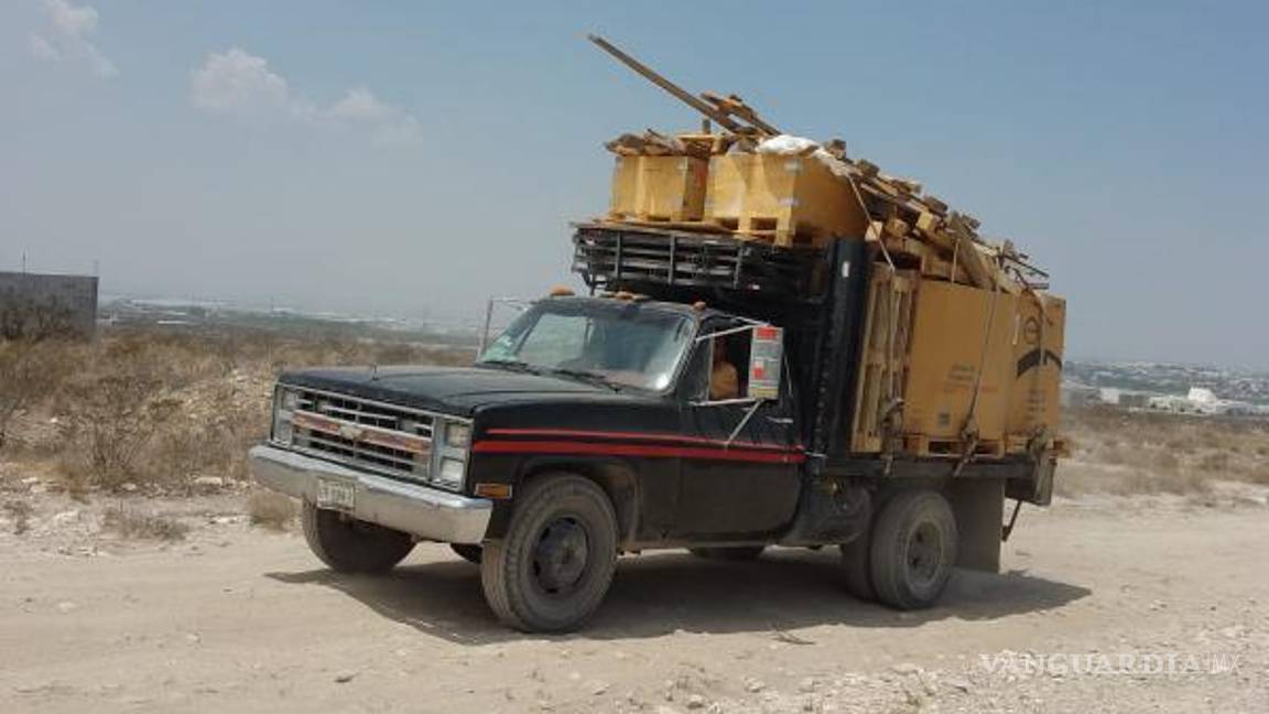 $!Camiones descargan desechos en pleno arroyo del Llano de Zapalinamé, afectando el ecosistema.