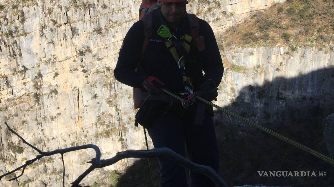 $!Daniel Eduardo Chávez Palacios fue auxiliado con hidratación y alimentos antes de ser asegurado con un arnés para su rescate exitoso.