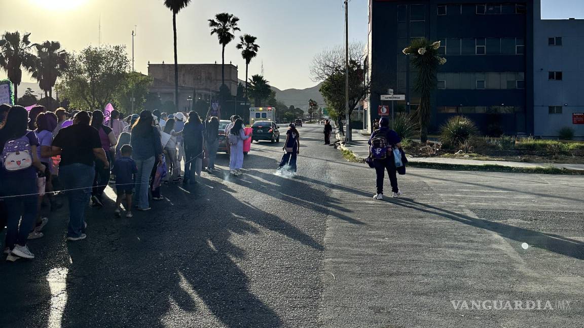 $!Un 8M desde el borde: acompañé a mi hija a una marcha feminista de Saltillo
