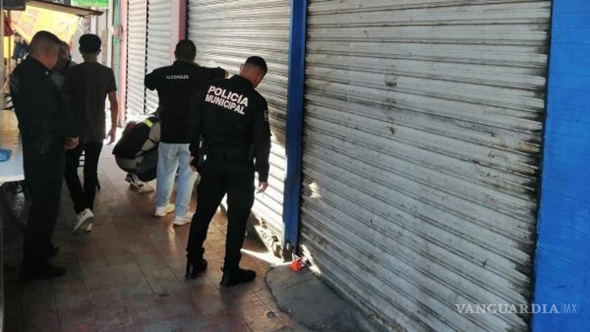 $!Personal municipal colocó sellos de clausura en un bar del sector Alianza por la venta de tequila y mezcal adulterados.