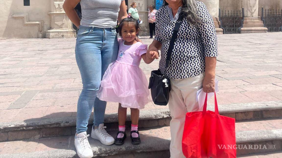 $!Lidia Cruz, originaria de Veracruz, vivió por primera vez el recorrido de los templos en Saltillo junto a su hija y su nieta durante sus vacaciones.