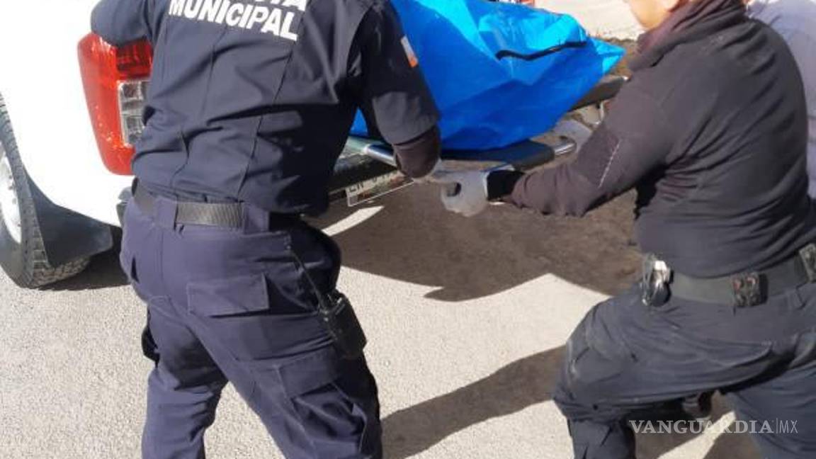 $!Las autoridades presumen que se intoxicó con un medicamento denominado Quetiapina (medicamento usado para tratar la esquizofrenia), ya que en el asiento del copiloto localizaron un frasco y dos cajas.