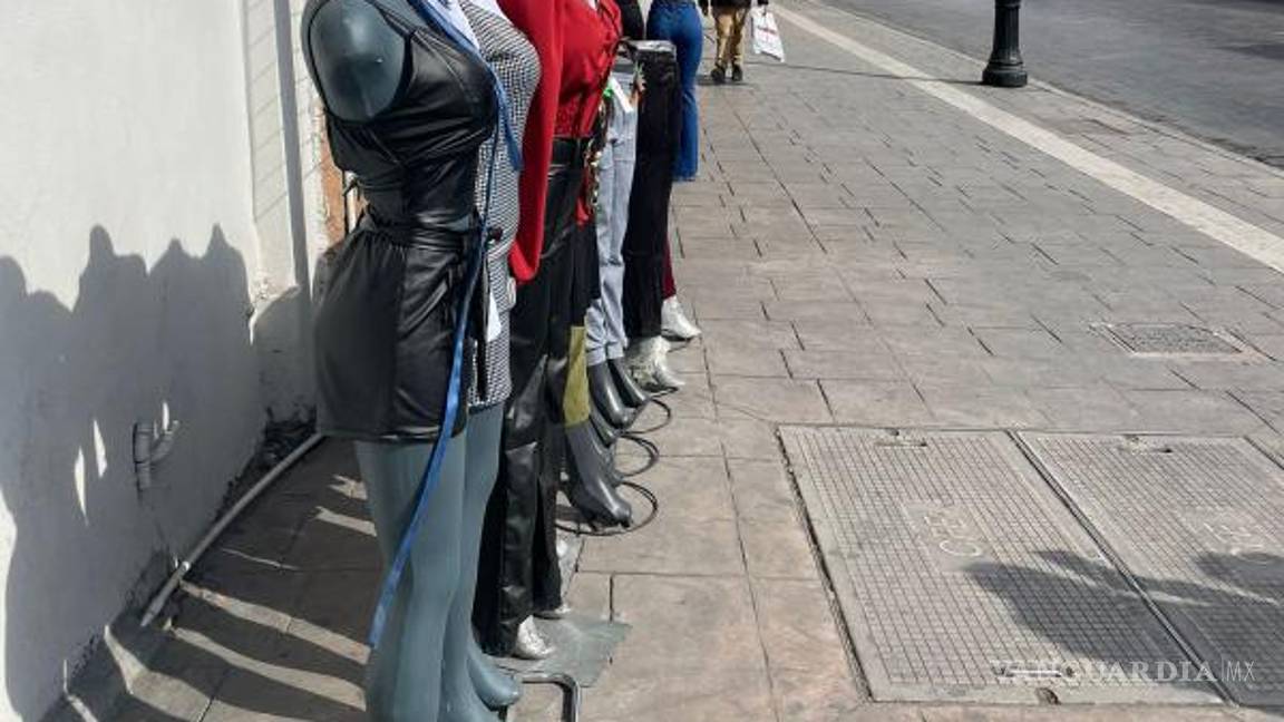 $!“Es para que la gente la vea”, comentó un vendedor, mientras que una tienda de ropa señaló que “nada más es tantito para que la gente se anime a entrar y ver más ropa”, dijeron los comerciantes.