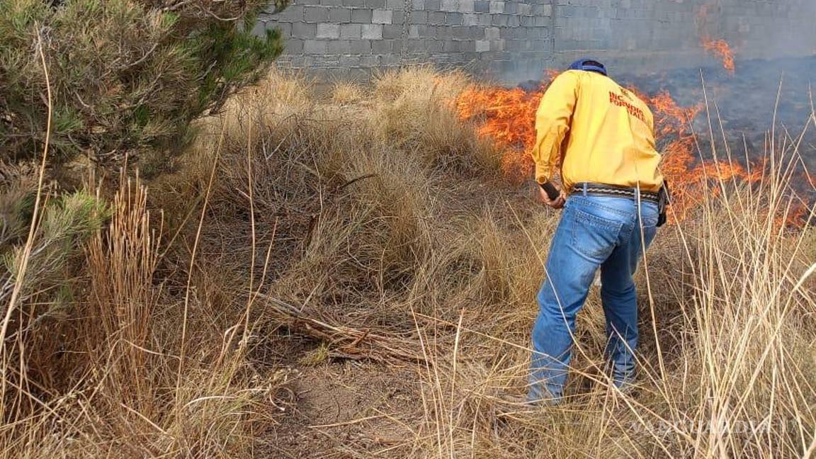 $!Bomberos y brigadas locales logran sofocar el incendio que afectó una hectárea de pastizal en la zona rural.