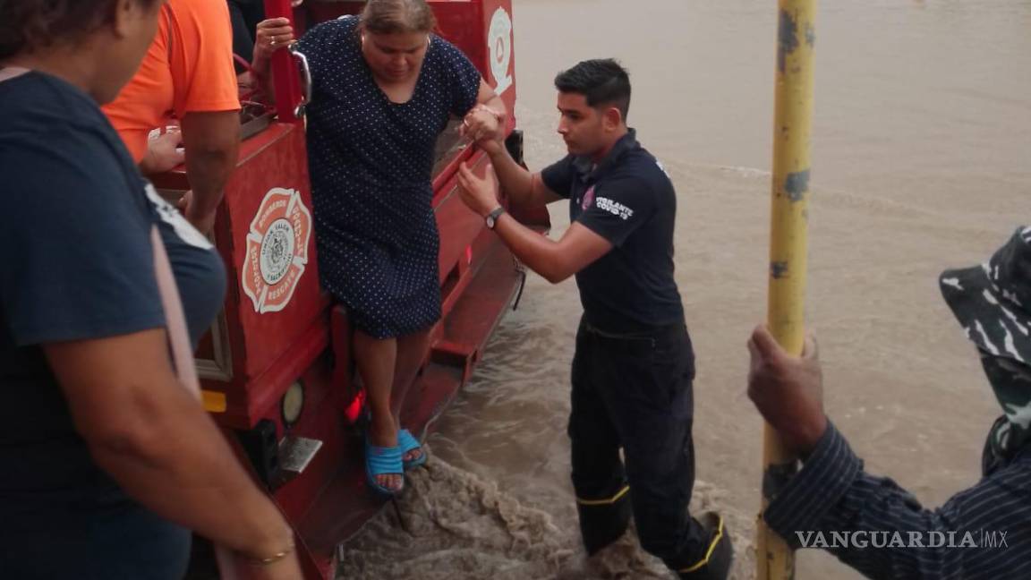 Tormenta inunda calles de Monclova; deja casas inundadas y automóviles varados