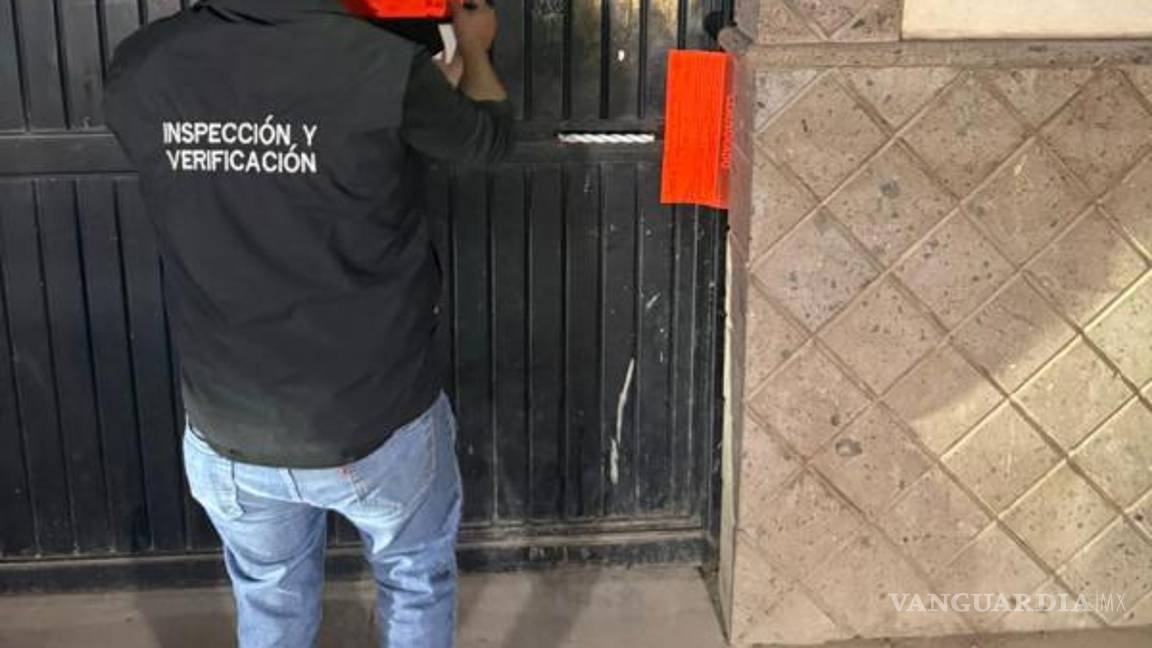 $!La suspensión de actividades fue respaldada por efectivos de la Dirección de Seguridad Pública Municipal, asegurando un desalojo ordenado y seguro.