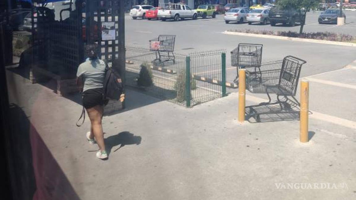 $!Debido a la ola de calor muchas jóvenes han recurrido al uso de pantalones cortos para realizar sus actividades diarias