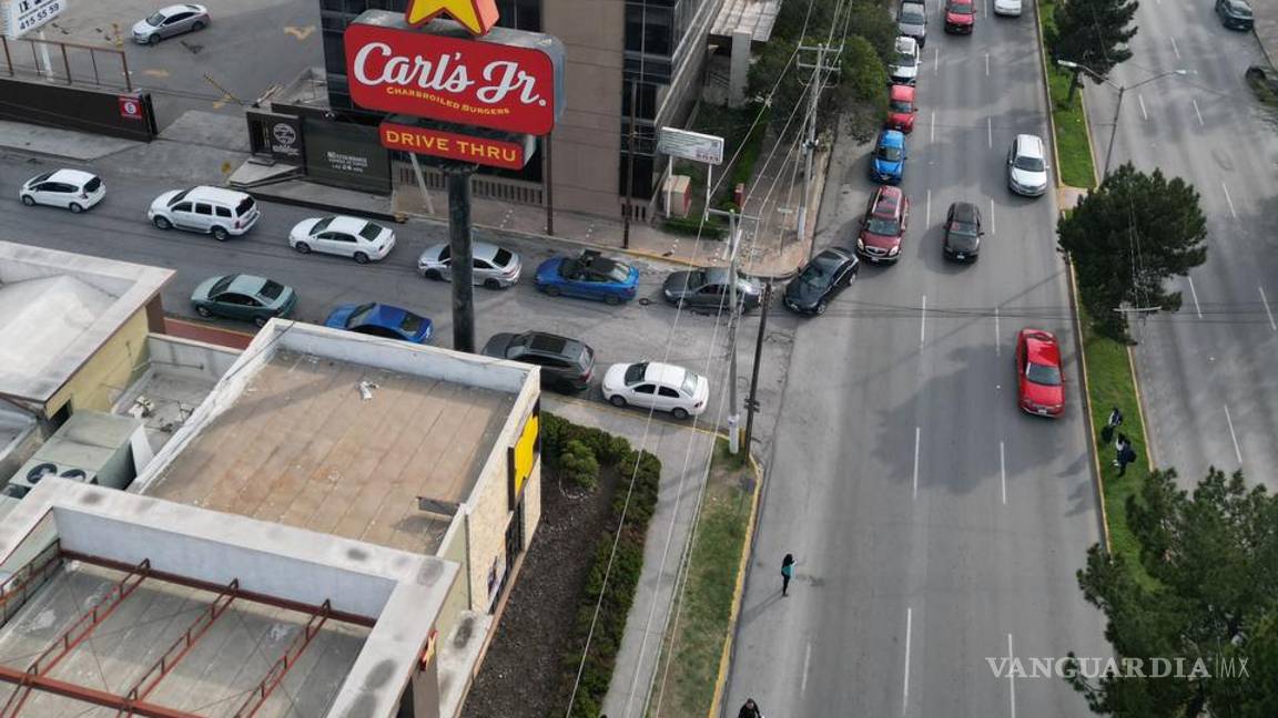 $!Las filas de autos ahí se ven, esperando pacientes su turno.