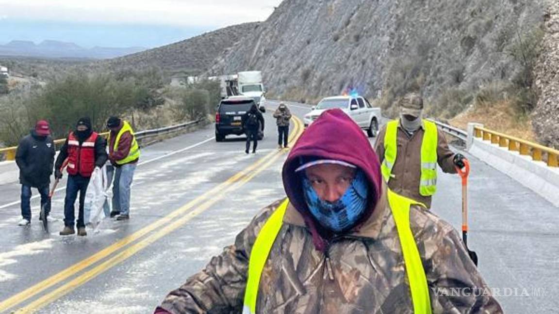 $!Patrullas resguardando tramos congelados en la carretera.