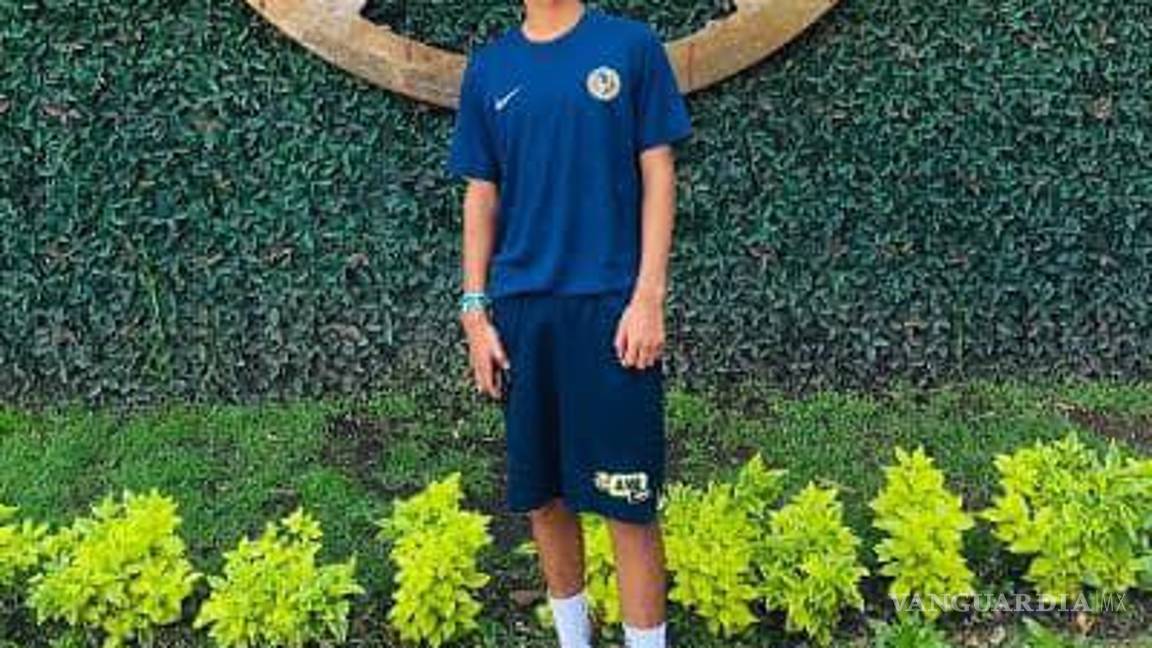 $!El mediocampista saltillense posó con la camiseta de las Águilas del América Sub 15 después de firmar su contrato.