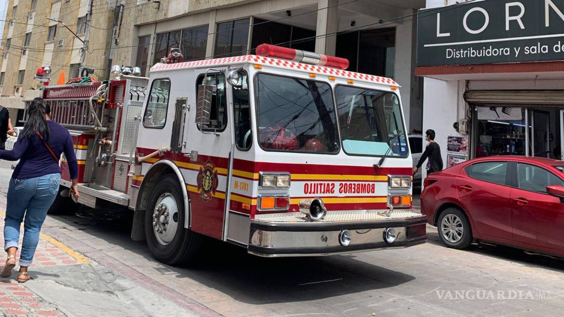 $!Personal de Bomberos atiende la situación de riesgo en la Zona Centro.