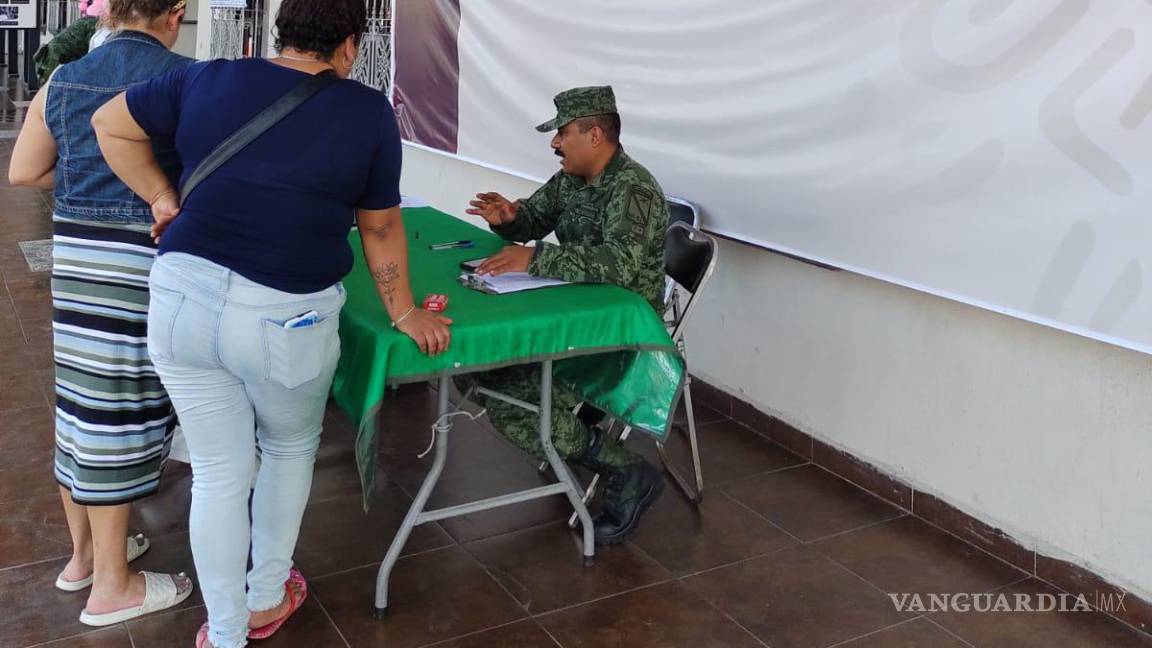 Sorprende adulta mayor a autoridades; entrega granadas de guerra y gas a la Sedena en Frontera, Coahuila