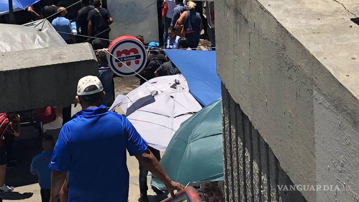 Monterrey: camión se impacta contra muro del Metro; hay un muerto y cinco heridos